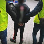 Przed policjantami schował się w lodówce