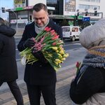 Wiceprezydenci Białegostoku rozdawali kwiaty z okazji Dnia Kobiet