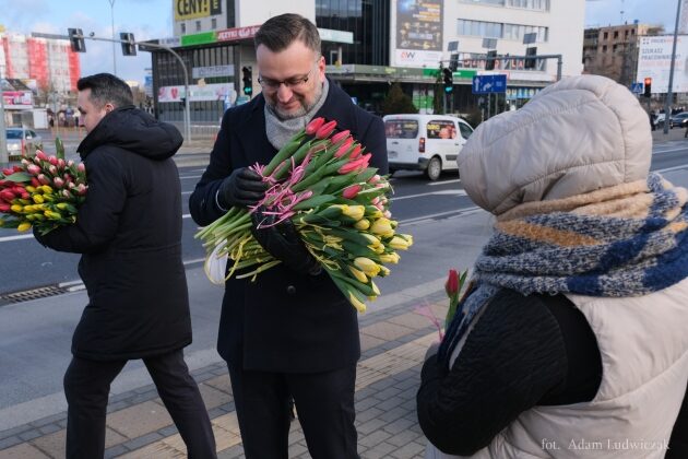 Wiceprezydenci Białegostoku rozdawali kwiaty z okazji Dnia Kobiet