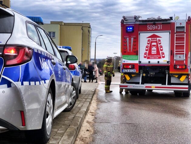 Policja dostała zgłoszenie o podłożonym ładunku wybuchowym. Ewakuowano szkołę 