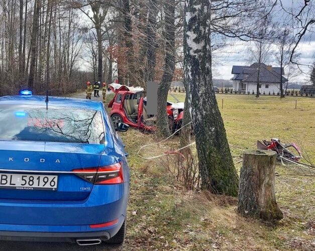 Kierowca uderzył w drzewo. Nie przeżył