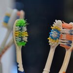 Polacy słabo walczą z próchnicą. Zbyt rzadko myją zęby