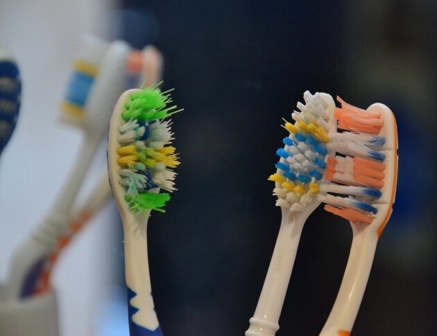 Polacy słabo walczą z próchnicą. Zbyt rzadko myją zęby
