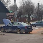 Auto po zderzeniu z drugim, uderzyło w idącą kobietę z dziećmi 