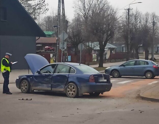 Auto po zderzeniu z drugim, uderzyło w idącą kobietę z dziećmi 