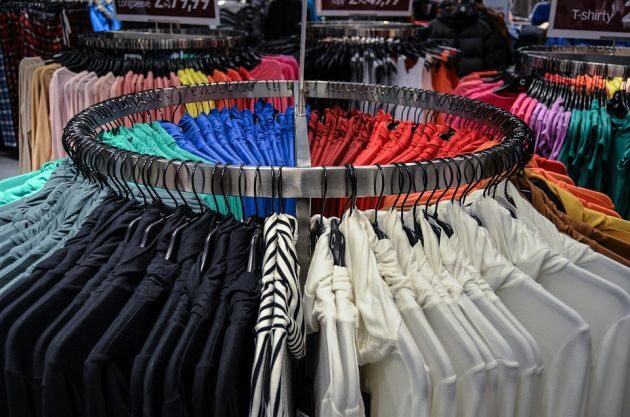 Czy ubrania są coraz gorszej jakości? Konsumenci są niezadowoleni