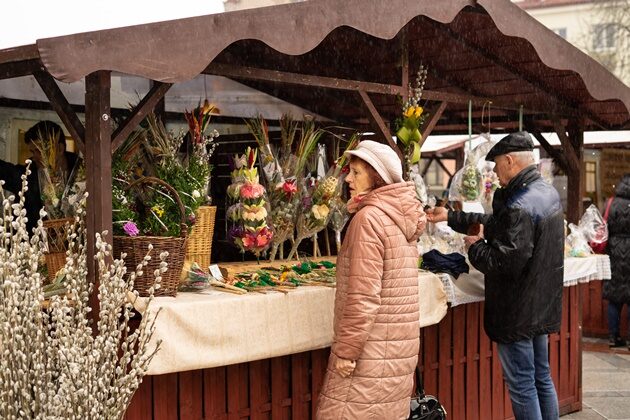 Pysznie i tradycyjnie. Jarmark Wielkanocny przed Ratuszem potrwa tydzień [ZDJĘCIA]