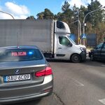 Bus uderzył w osobówkę. Jedna osoba trafiła do szpitala