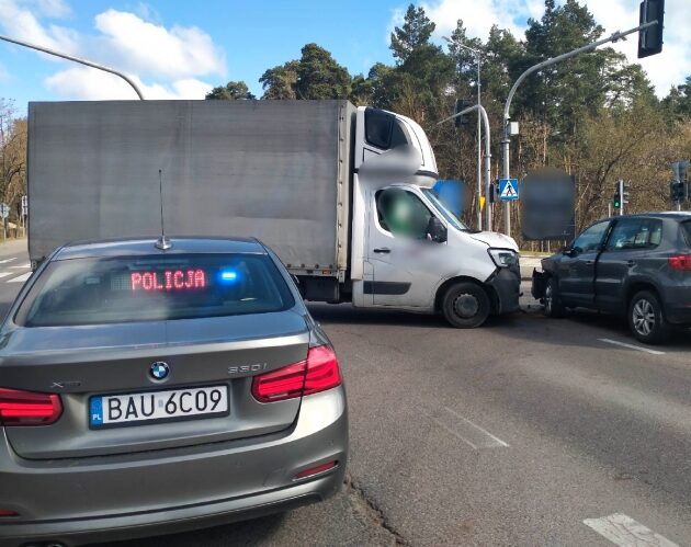 Bus uderzył w osobówkę. Jedna osoba trafiła do szpitala