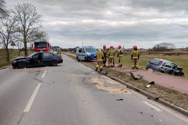 Zderzyły się opel i bmw. 3 osoby w szpitalu