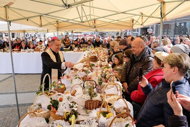 Tłumy białostoczan przybyły na święcenie koszyczków przy ratuszu [ZDJĘCIA]