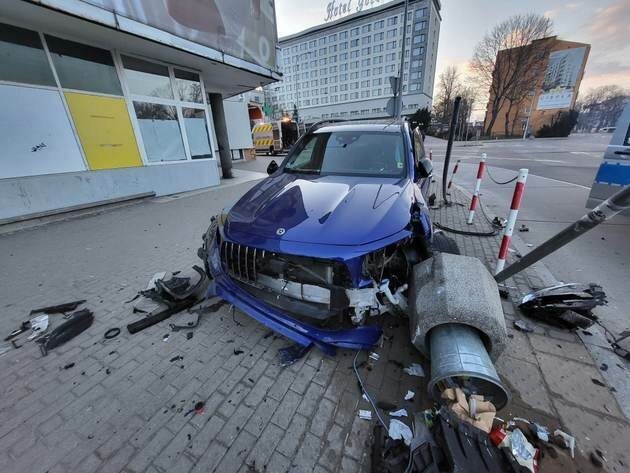 Radny prosi o lepsze zabezpieczenie chodników przy rondzie Lussy. Miasto odpowiada