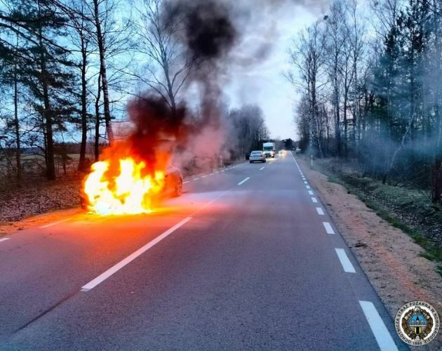 Samochód niespodziewanie stanął w płomieniach 