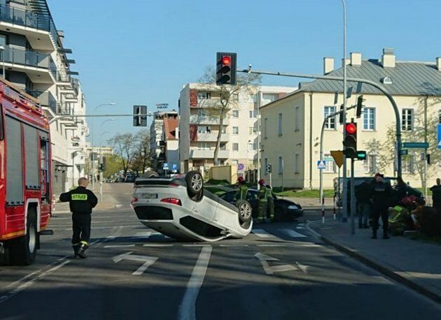 Niebezpieczne dachowanie na ul. Sienkiewicza