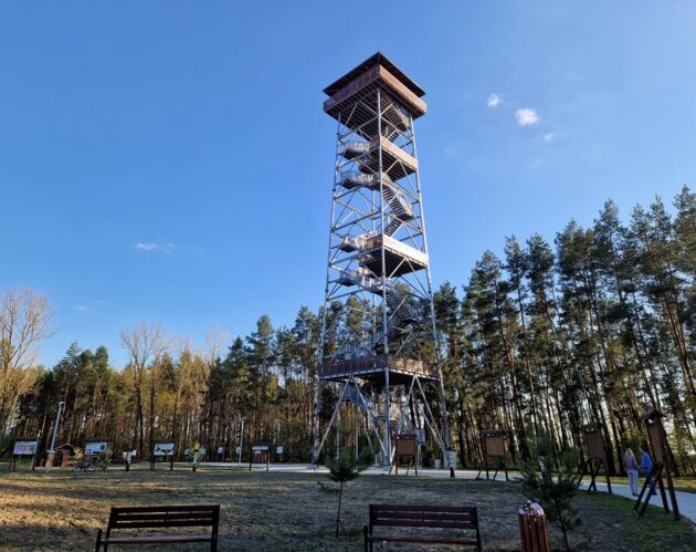 Wieża widokowa niby zamknięta, ale wejść się da [ZDJĘCIA]