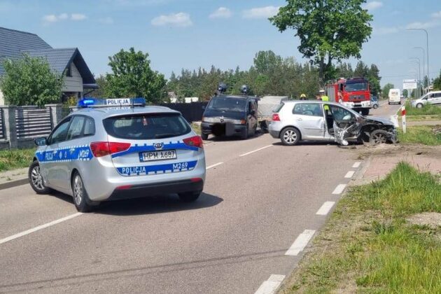 Uderzył w stojącego na poboczu mercedesa