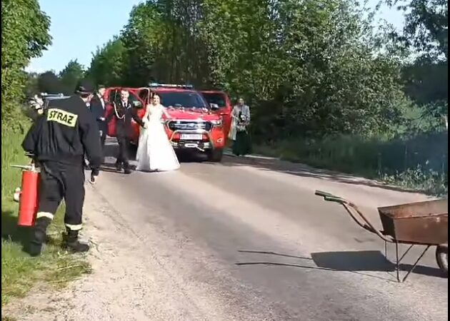 Strażak jechał do ślubu, musiał ugasić pożar [WIDEO]