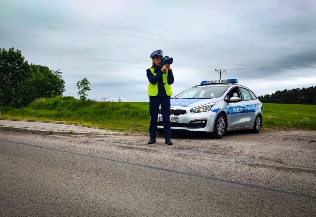 Drogówka. Jeden pędził 135 km/h, do innego policja musiała wchodzić przez okno