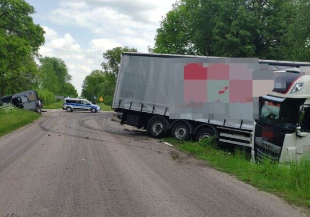 Dostawczak zderzył się z ciężarówką. Kierowca poszkodowany