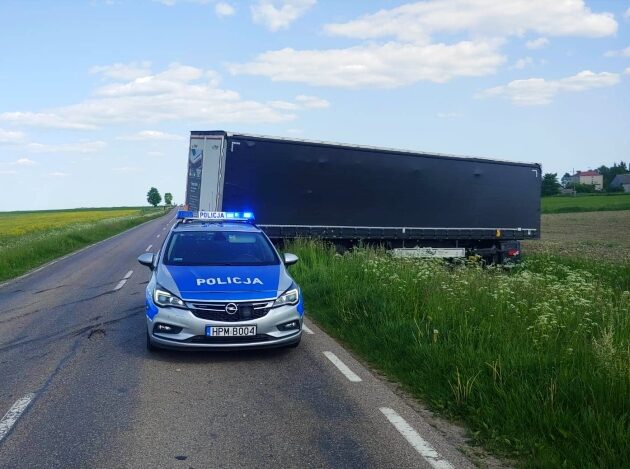 Chcąc uniknąć zderzenia z sarną wjechał do rowu. Są utrudnienia