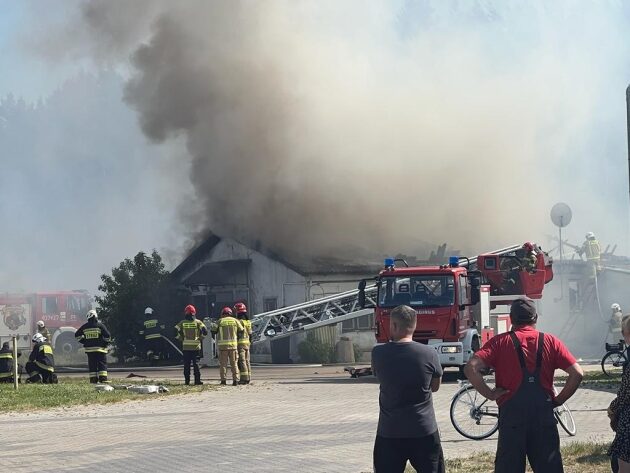 Pali się duży kurnik. Na miejscu jest kilkudziesięciu strażaków [ZDJĘCIA]