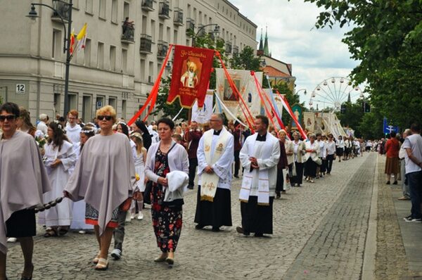 Procesja Bożego Ciała. Będą zamknięte ulice i zmiany tras BKM