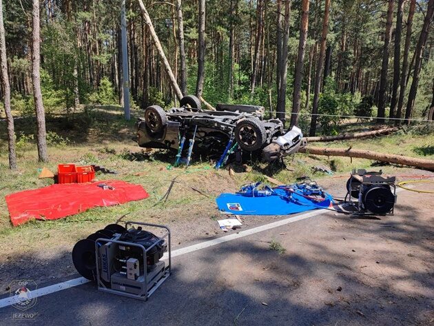 Pojazd dachował na DK 64. Droga zablokowana