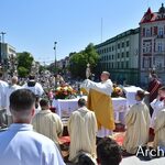 Tłumy osób wzięły udział w miejskich obchodach Bożego Ciała w Białymstoku