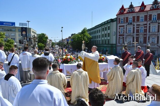 Tłumy osób wzięły udział w miejskich obchodach Bożego Ciała w Białymstoku