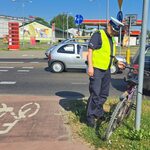 Potrącił rowerzystkę na przejeździe. Kobieta trafiła do szpitala