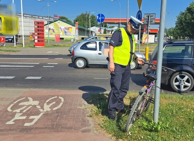 Potrącił rowerzystkę na przejeździe. Kobieta trafiła do szpitala