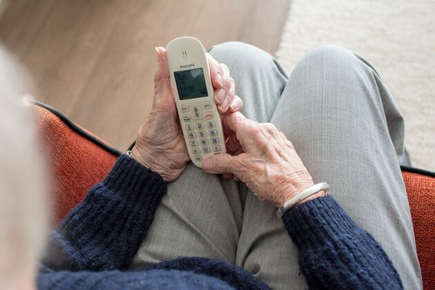 Seniorka uwierzyła, że rozmawia z prokuratorem. Straciła 100 tys. zł