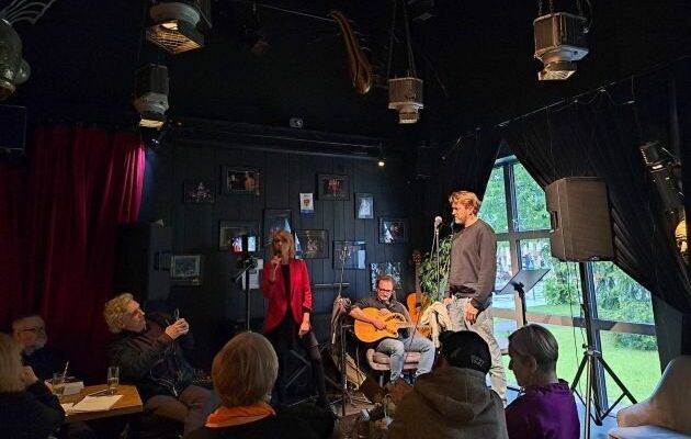 Scena, mikrofon i publiczność na żywo, czyli slam w BTL Lalki - kawiarni teatralnej