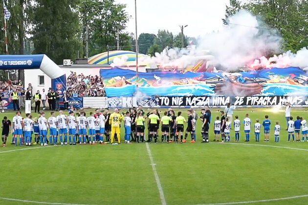 Pełne trybuny i Szymon Marciniak w roli arbitra. Niesamowite obrazki w podlaskiej A-klasie