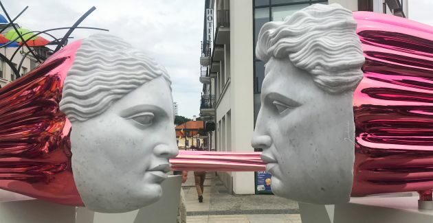 Zwraca uwagę! Nowa rzeźba już stoi w centrum miasta