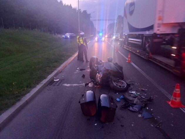 Al. Tysiąclecia Państwa Polskiego. Motocykl wjechał w tira