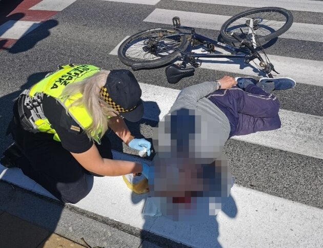 Samochód potrącił rowerzystę. Pomocy udzielili przejeżdżający obok strażnicy