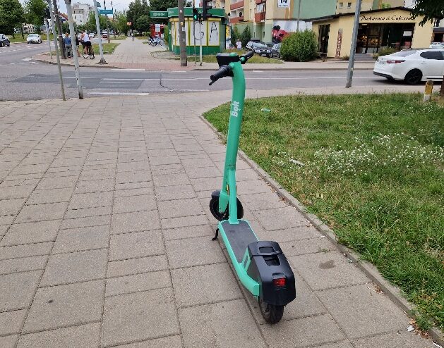 Porozrzucane hulajnogi przeszkadzają pieszym i szpecą. Radny ma na to rozwiązanie