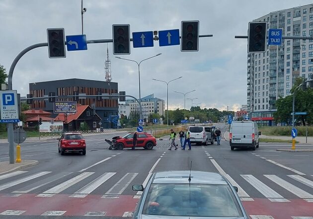 Nieoznakowany pojazd Straży Granicznej zderzył się z osobówką