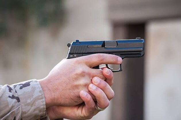 66-latek groził bronią ochroniarzowi, bo kazał mu opłacić bilet
