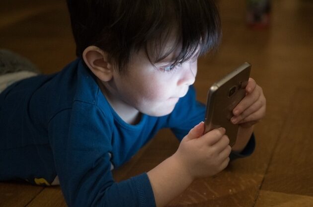 Jak bezpiecznie wprowadzić dziecko w świat nowych technologii?