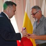 Ron London otrzymał od prezydenta Białegostoku medal 