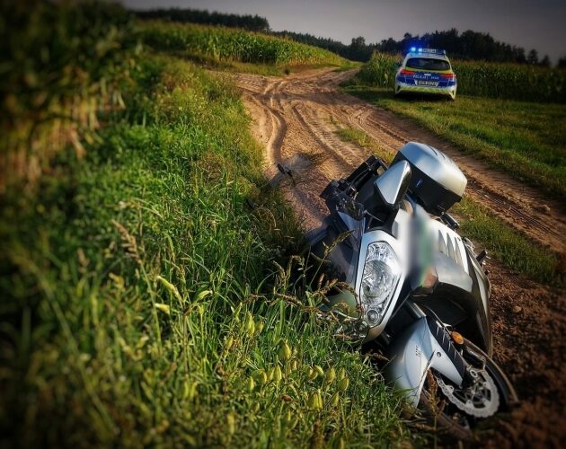 Uciekał motocyklem i pieszo. Policjanci go zgubili