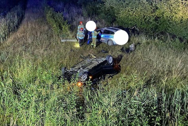 Nocny pościg zakończyli w przydrożnym rowie 