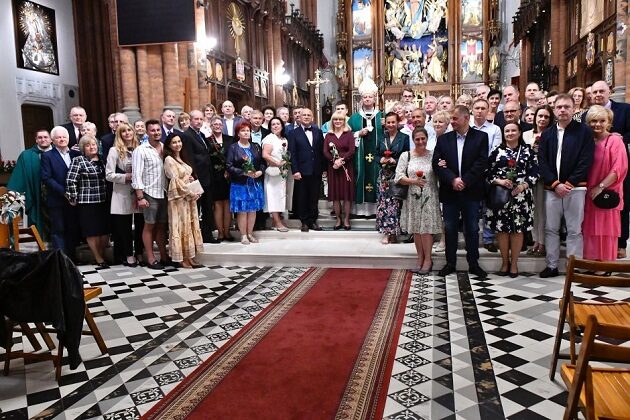 Pary świętowały rocznice ślubu. Rekordziści przeżyli razem już 61 lat [ZDJĘCIA]