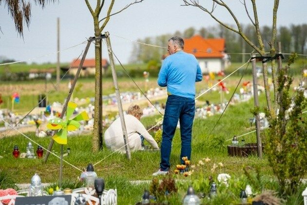 Kolorowe wiatraki, maskotki i znicze. Tak wygląda cmentarz zwierząt na Podlasiu [ZDJĘCIA]