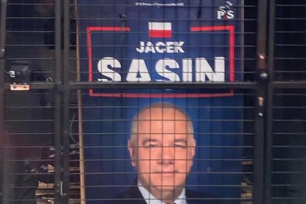 Białystok. Straż miejska zerwała 499 plakatów Jacka Sasina. Minister ostro zareagował