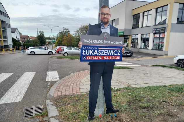 Grzechy kampanii. Nie tylko Jacek Sasin nagina przepisy i umieszcza reklamy przy jezdni