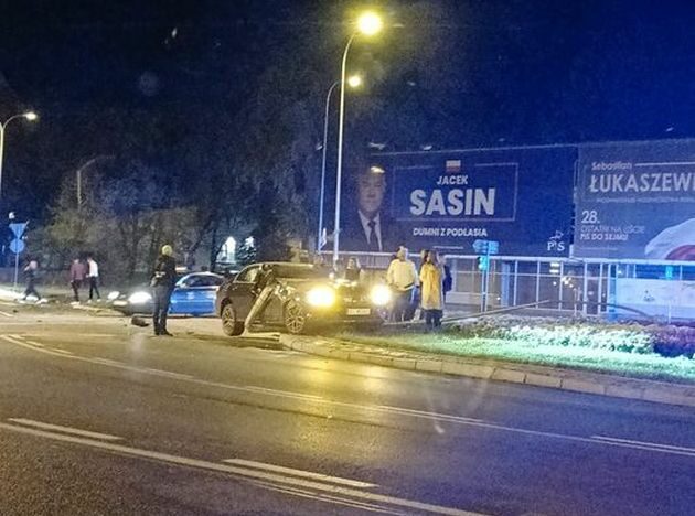  Makabrycznie wyglądający wypadek na rodzie Lussy. Strażacy wycinali dach auta