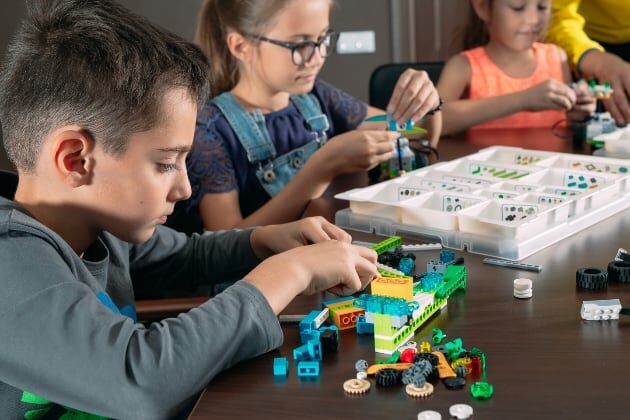 Klocki LEGO - rozrywka offline dla dzieci i dorosłych